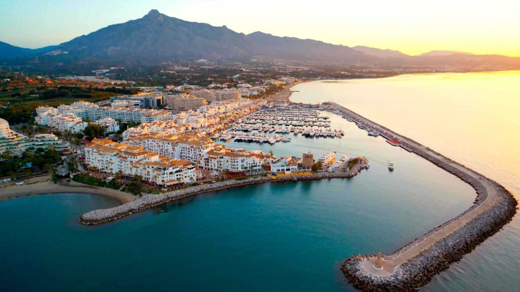 Marbella en verano la pasión glamurosa por Puente Romano y Puerto Banús