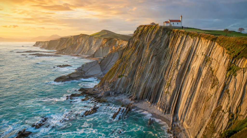 Vista de los acantilados del Flysch de Zumaia en una ruta por San Sebastian y la costa de Guipuzcoa